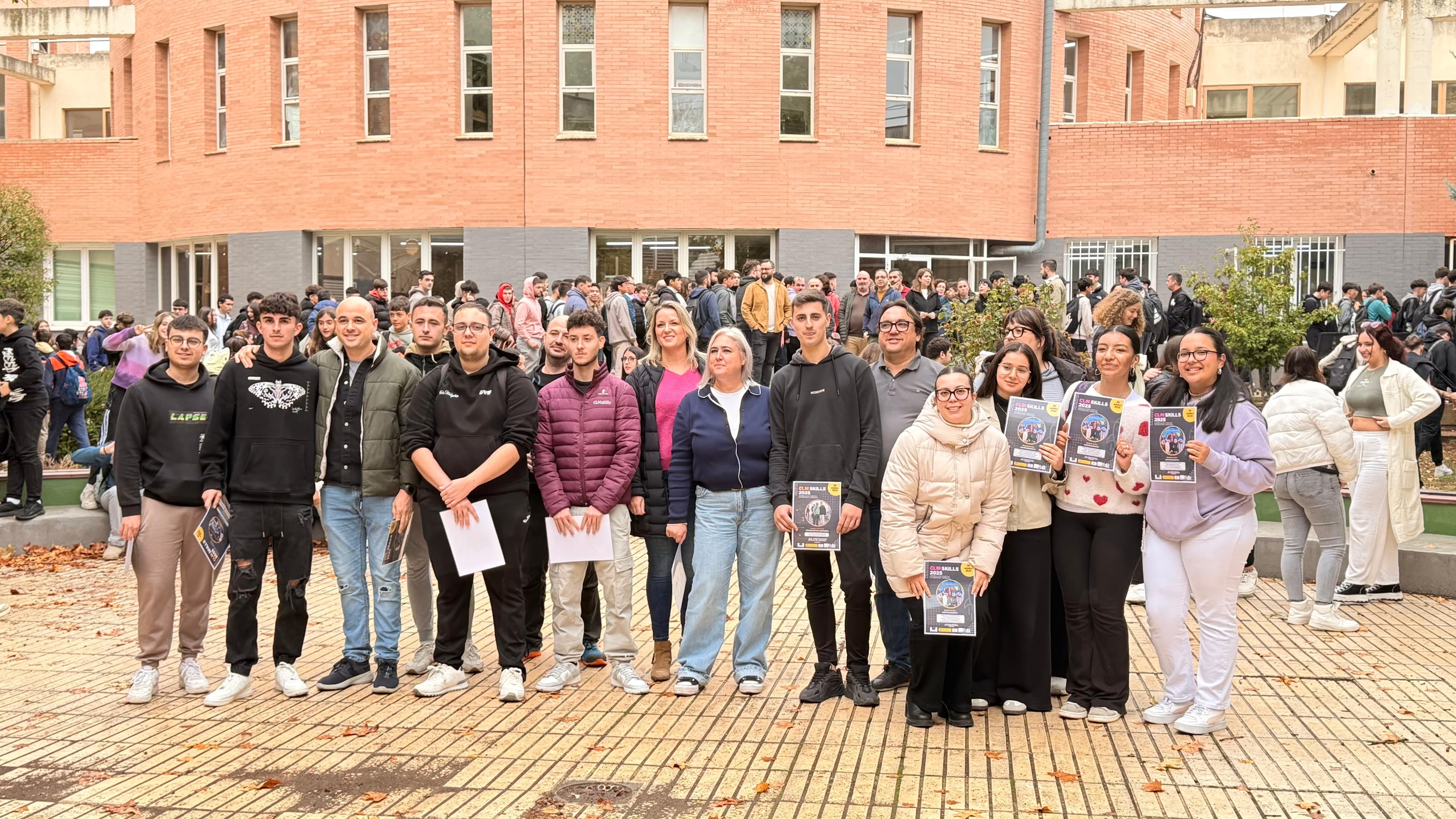 Algunos de los premiados junto a sus profesores