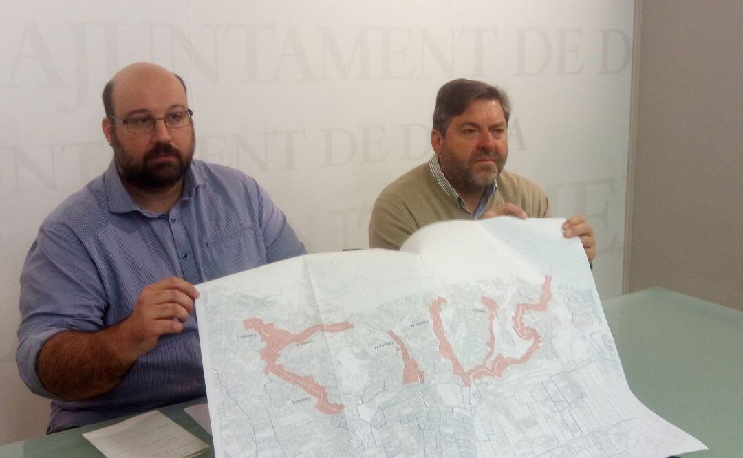 Los concejales de Medio Ambiente y del barrio del Montgó, Josep Crespo y Rafa Carrió.