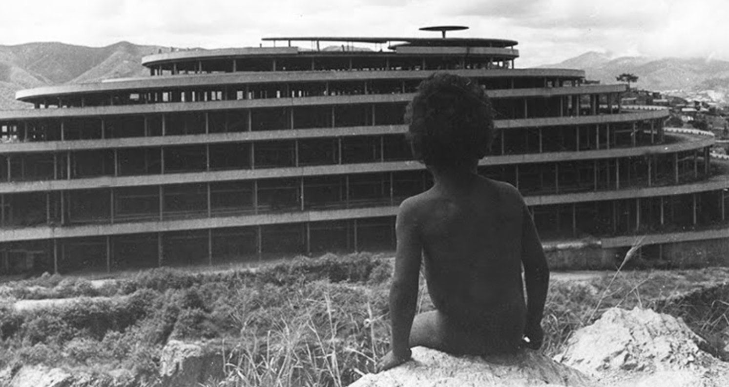 Un niño mirando la ruina desde el cerro