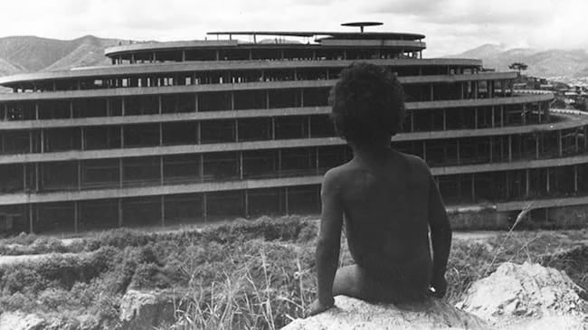 Un niño mirando la ruina desde el cerro