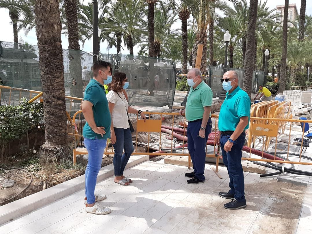 Los ediles socialistas durante la visita a las obras de la Explanada