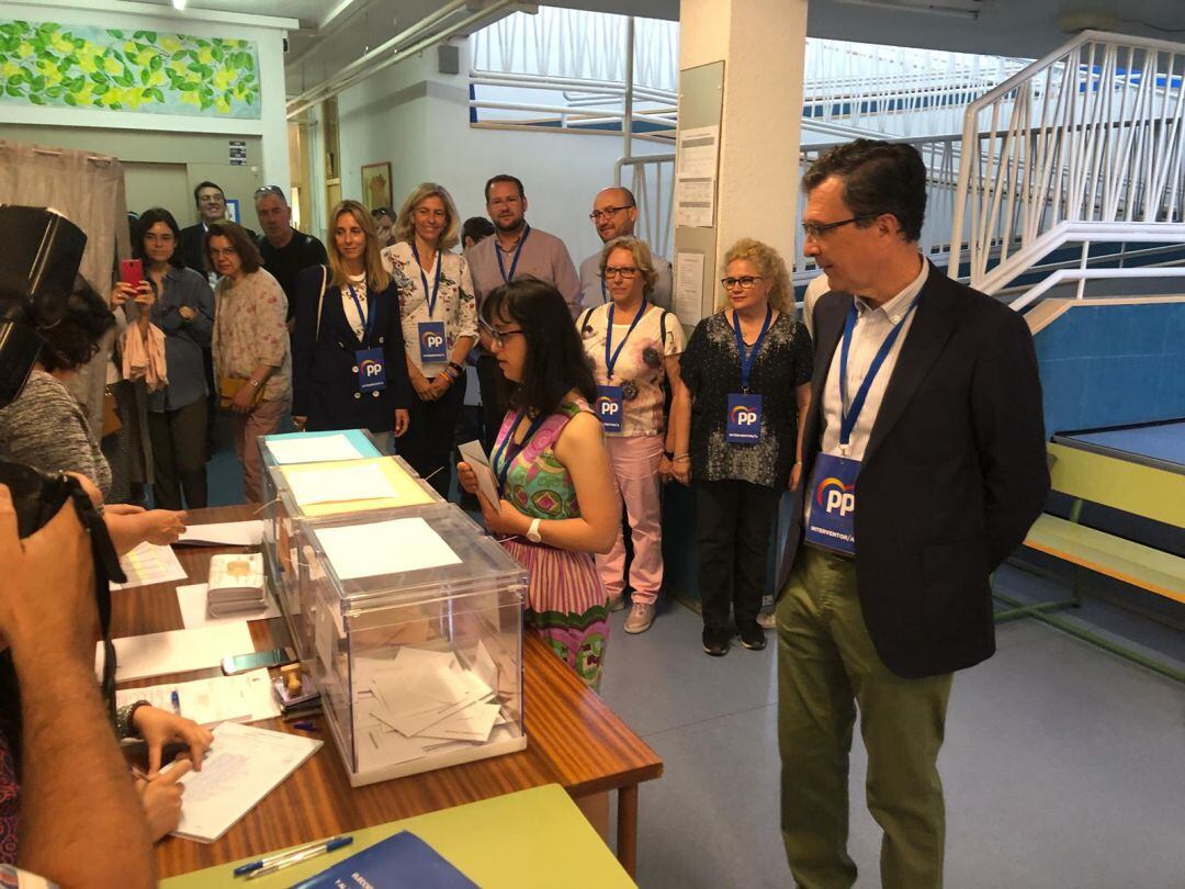 Susana Polo, primera candidata con síndrome de Down en la Región de Murcia, ejerce su derecho al voto en el colegio electoral Pérez Urruti de Churra (Murcia)