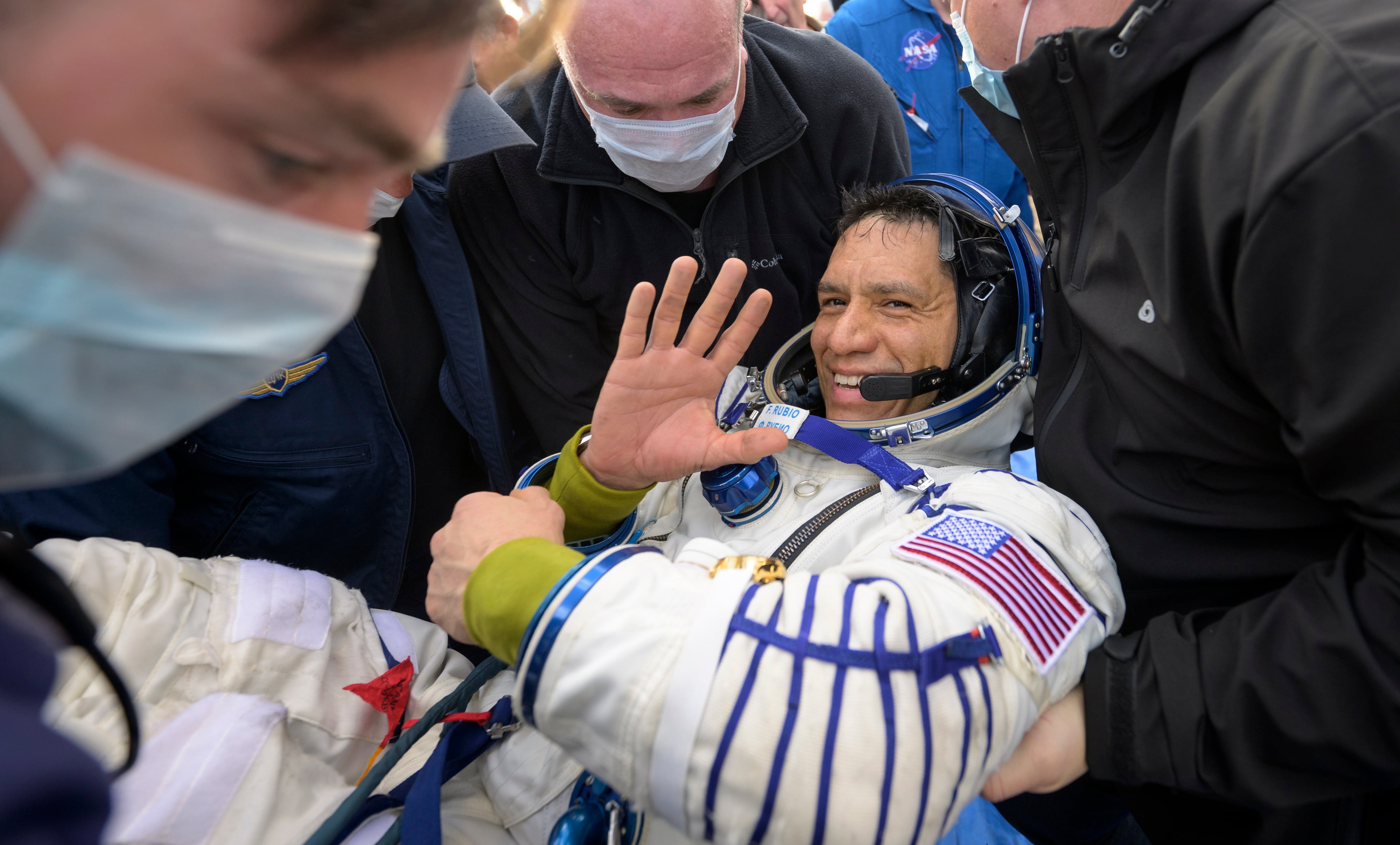 El astronauta Frank Rubio en su llegada a la Tierra.