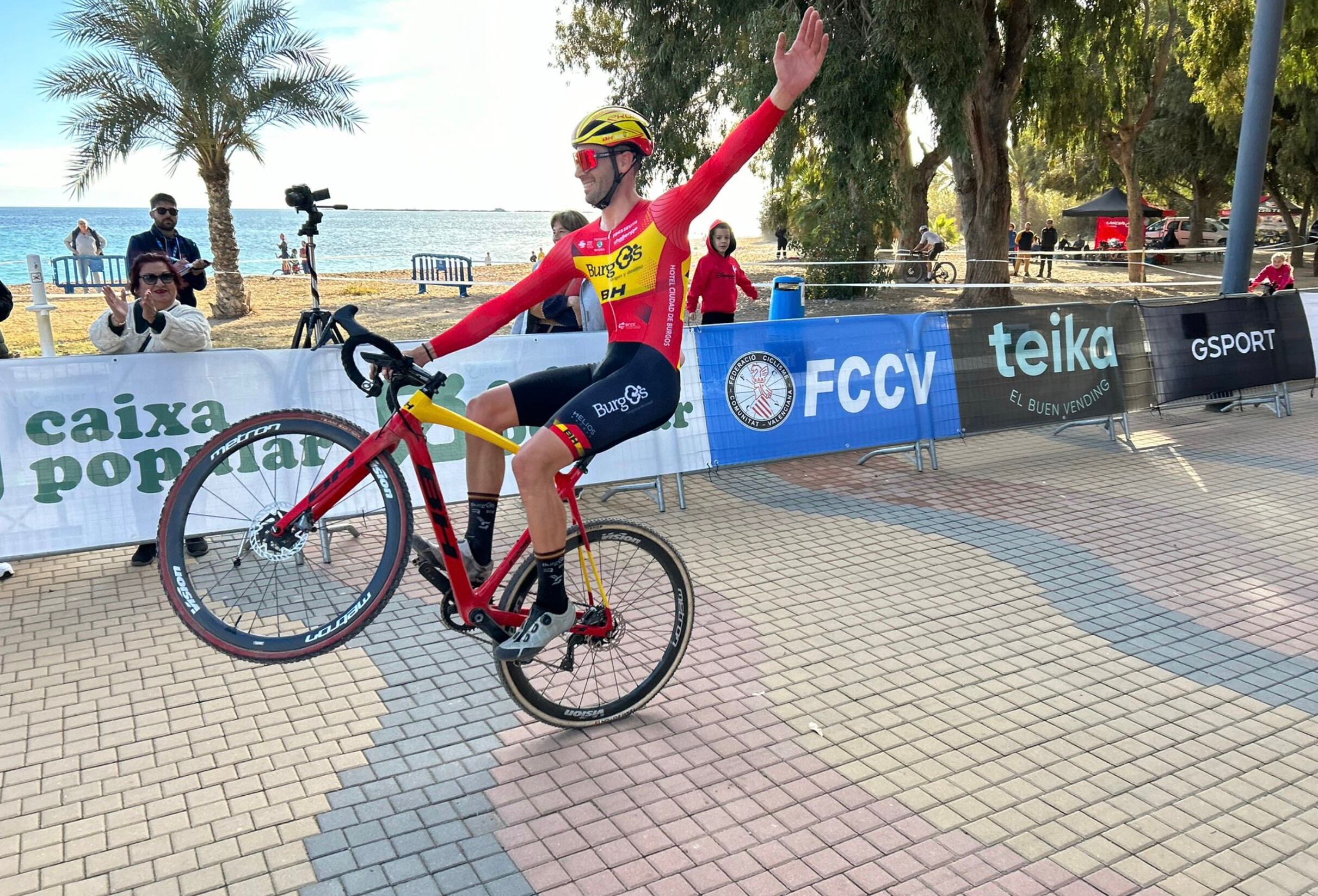 Felipe Orts entra en meta celebrando su triunfo