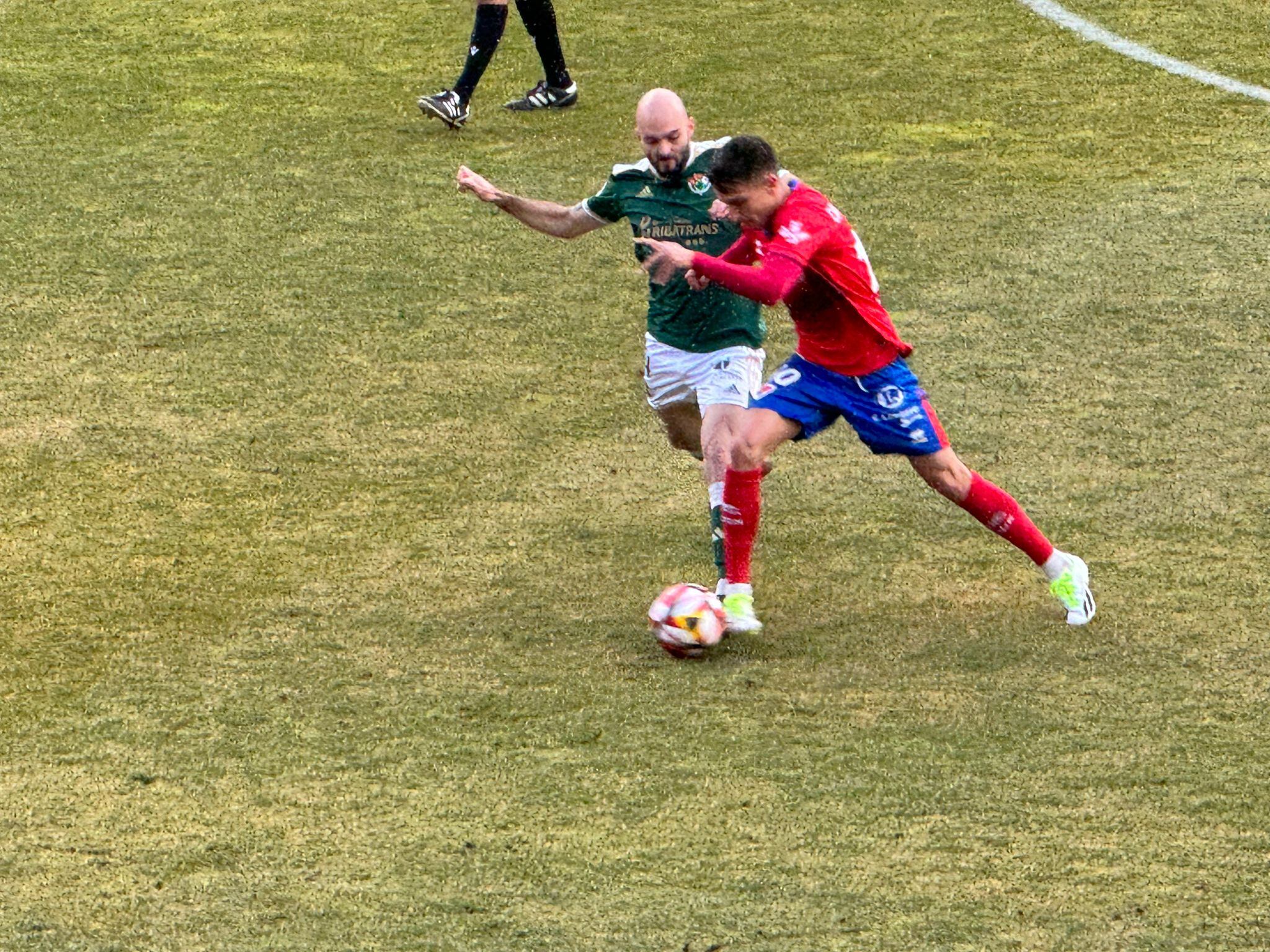 Carlos González, bigoleador ante el Cacereño en Los Pajaritos.