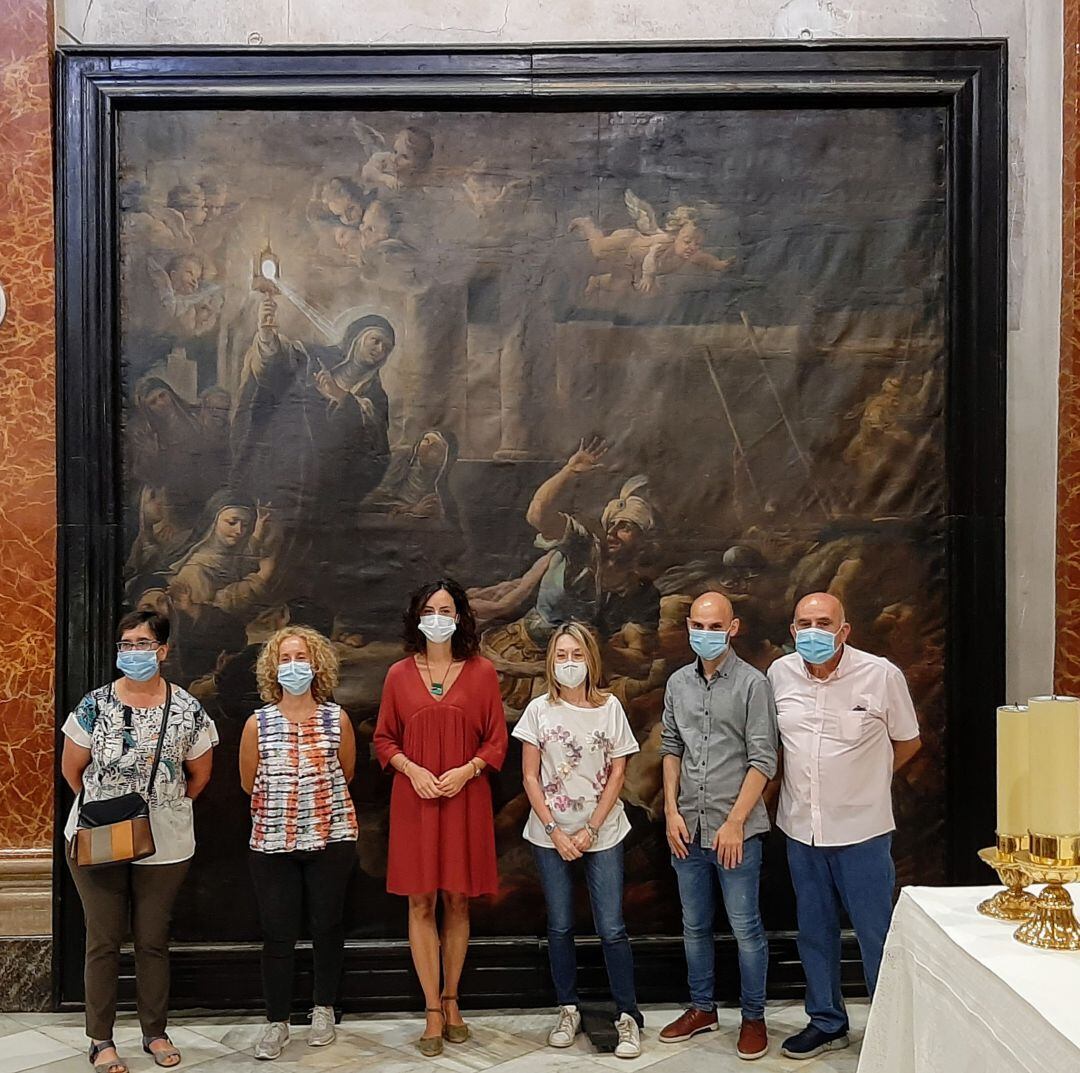 Cocentaina entrega el quadre "Santa Clara i l'expulsió dels sarraïns" a l'IVCR+I per a la seua restauració.