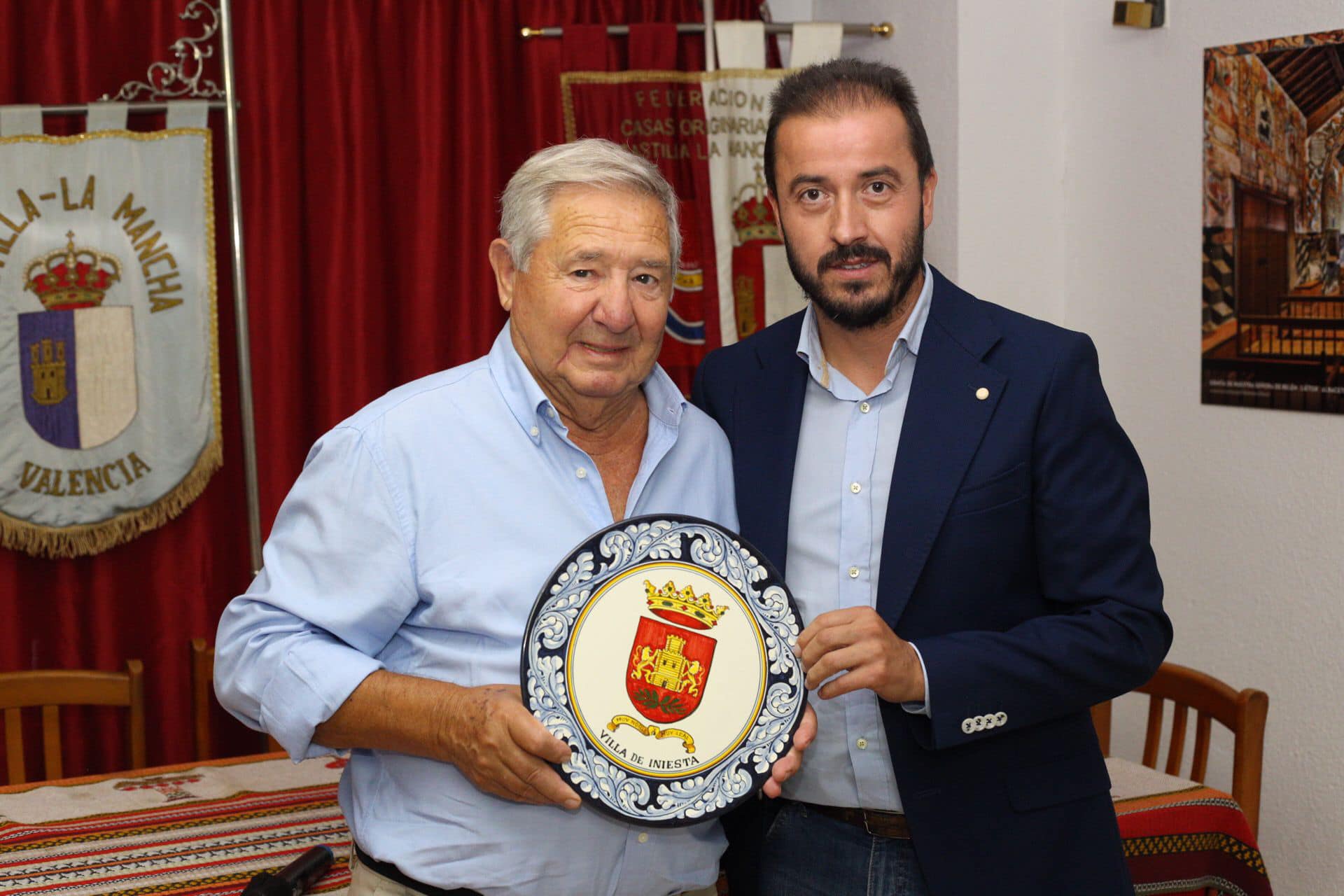 Esmerado Castillo recibe de manos de José Luis Merino, alcalde de Iniesta (Cuenca), el reconocimiento de la Federación de Casas Regionales de Castilla-La Mancha en la Comunitat Valenciana.