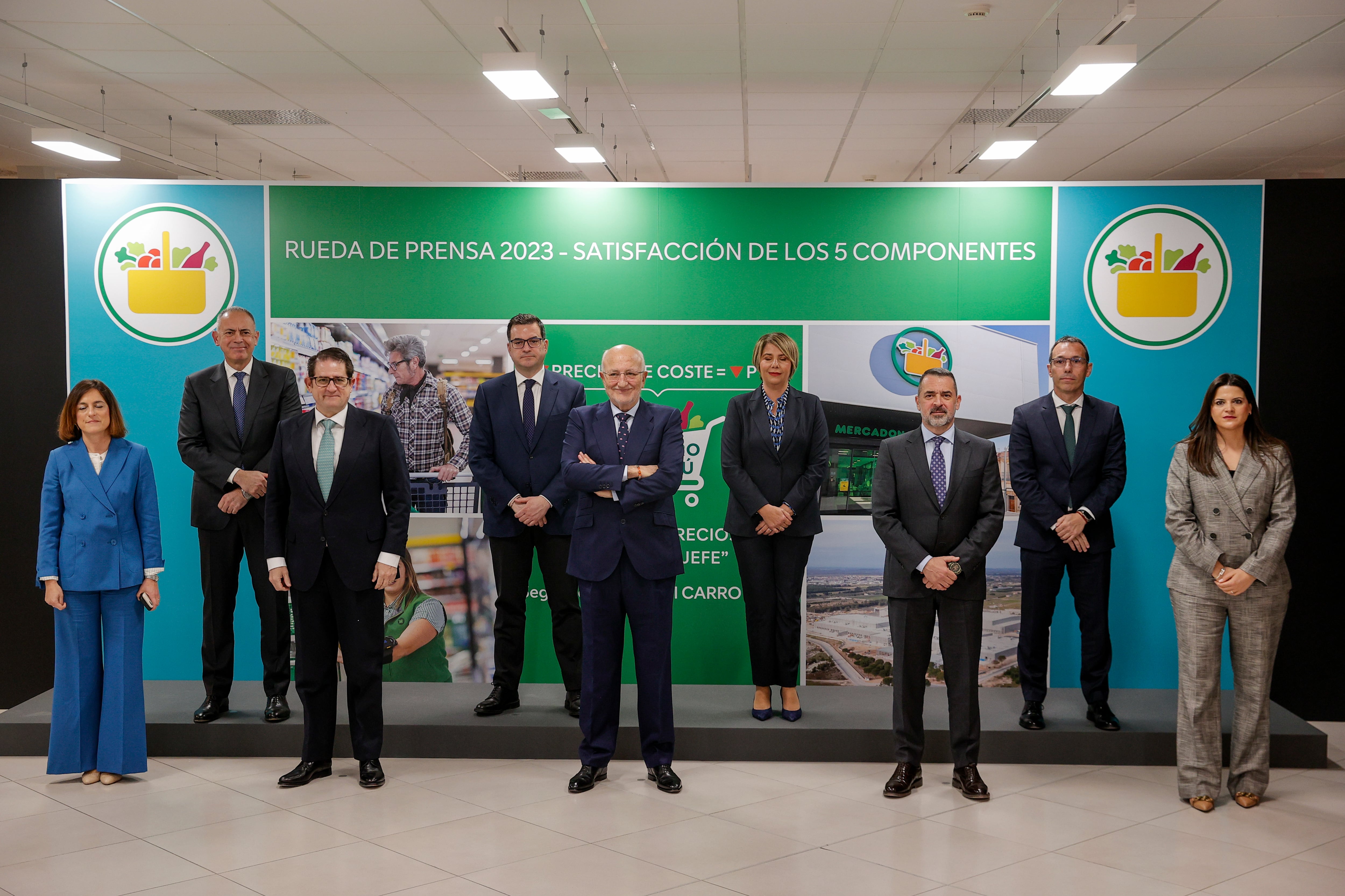 El presidente de Mercadona, Juan Roig (en el centro), posa con los directivos de la compañía durante el acto de presentación de resultados de la empresa en el centro de coinnovación en Paterna (Valencia)