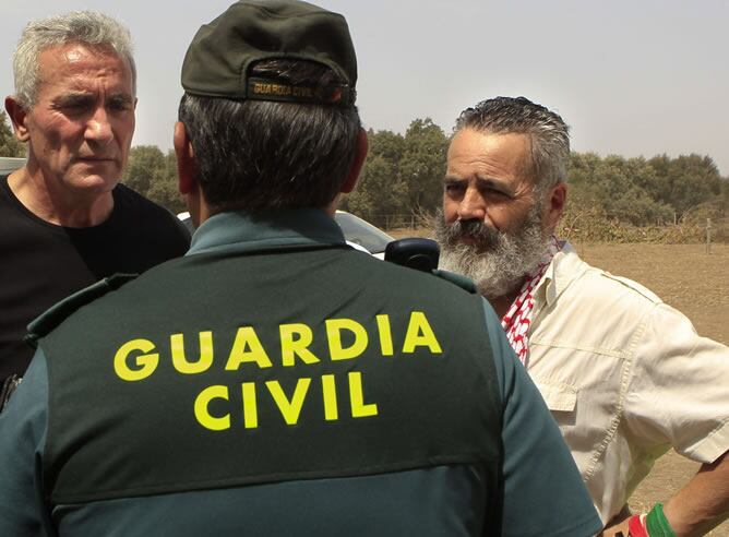 Un capitán de la Guardia Civil conversa con los líderes del Sindicato Andaluz de Trabajadores, Juan Manuel Sánchez Gordillo y Diego Cañamero