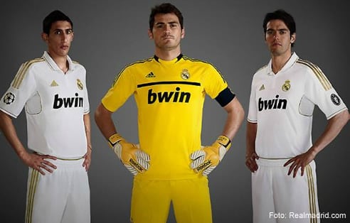 Ángel di María, Iker Casillas y Kaká posan con la nueva elástica del Real Madrid