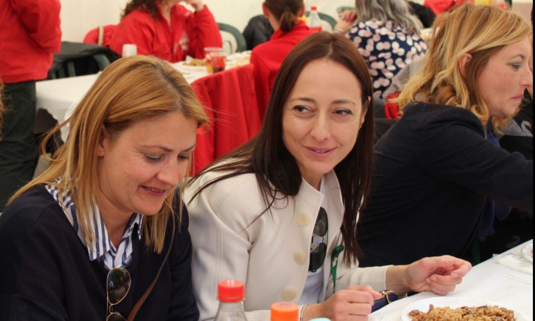 Imagen de la ex secretaria de Organización, Sandra Julià, con Paula Archelós y Cristina Gabarda