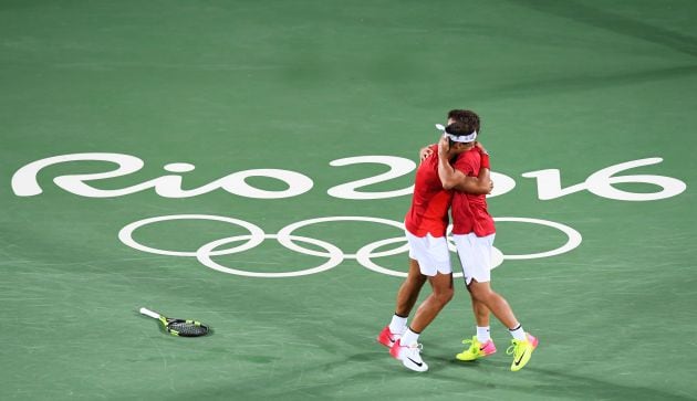 Marc López y Rafa Nadal celebran su oro olímpico