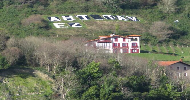 Letras contra el tren de alta velocidad que ocultaron el logotipo de Donostia 2016 en la ladera del monte Igeldo