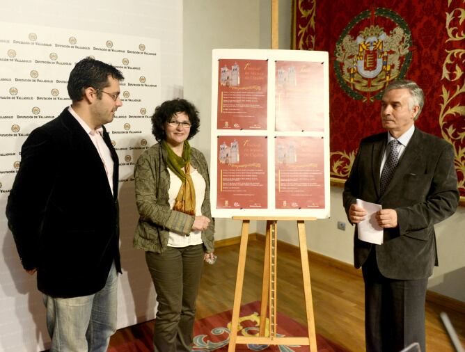 Rubén González, junto a Pilar Fernández Pastor y Artemio Domínguez, en la presentación del I Festival de Música de Cigales