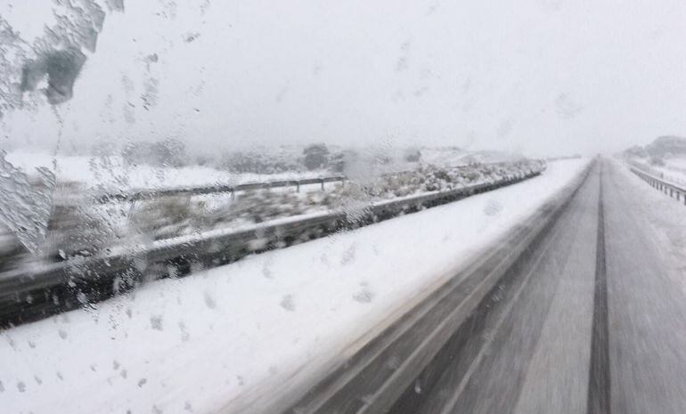 Imagfen de la A-31 nevada este domingo por la mañana