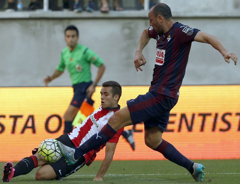 GRA239. EIBAR (GUIPUZCOA), 30/08/2015.-- El jugador del Eibar Iván Ramis disputa un balón con Ager Aketxe, del Athletic de Bilbao durante el encuentro de primera división que han disputado hoy en el estadio de Ipurua de Eibar.EFE/Javier Etxezarreta.
