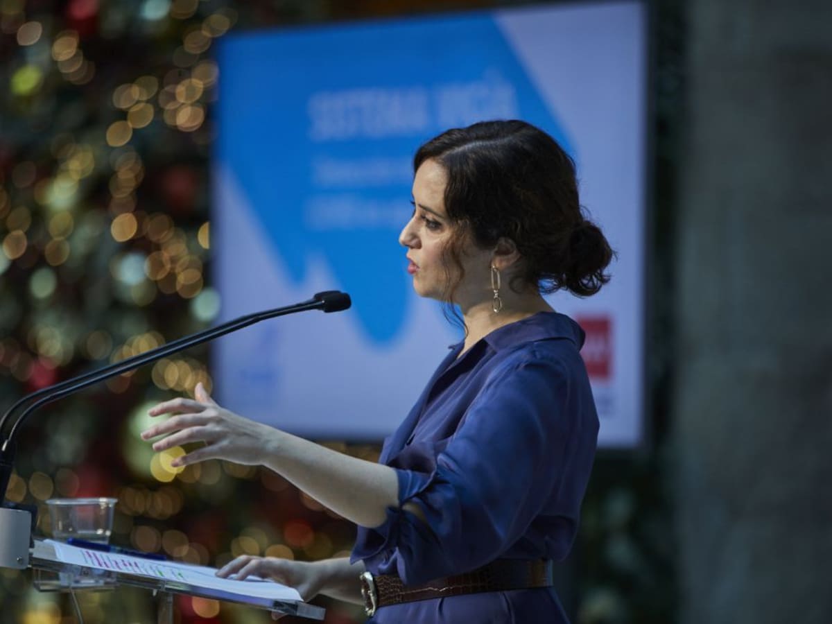 Ayuso culpa a Sánchez de no poder vacunar a los sanitarios en la primera fase