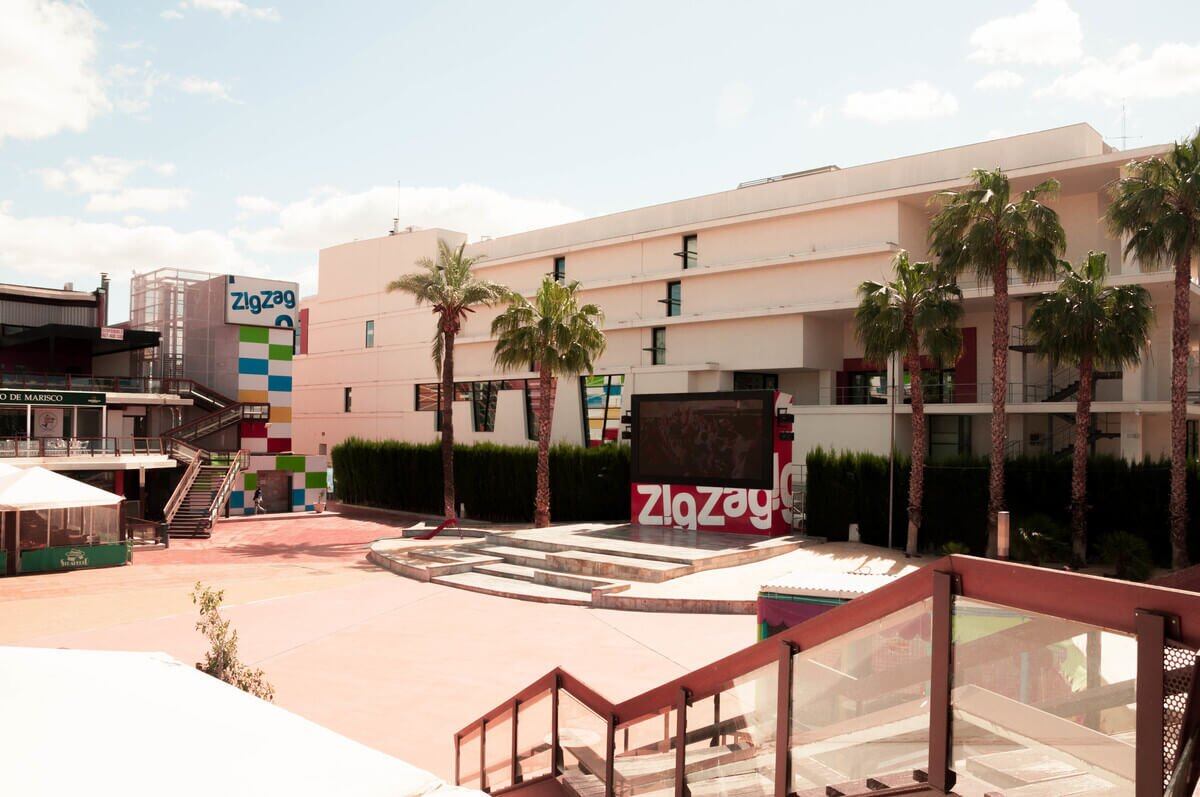 Instalaciones del ZigZag donde se ve su plaza principal al aire libre con la pantalla gigante