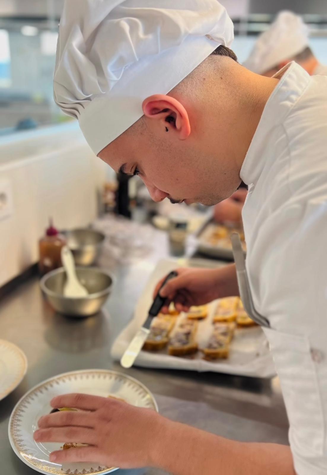 Ángel Fuego, cocinero formado en el CIFP Carlos Oroza de Pontevedra.