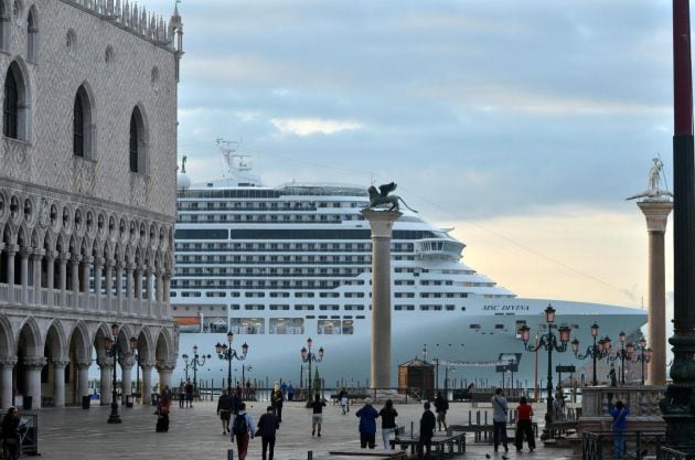 El crucero &#039;MSC Divina&#039; mientras pasa junto a la plaza de San Marcos en Venecia.