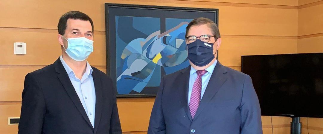 El secretario xeral del PSdeG, Gonzalo Caballero, mantiene una reunión con el rector de la Universidade da Coruña (UDC), Julio Abalde 