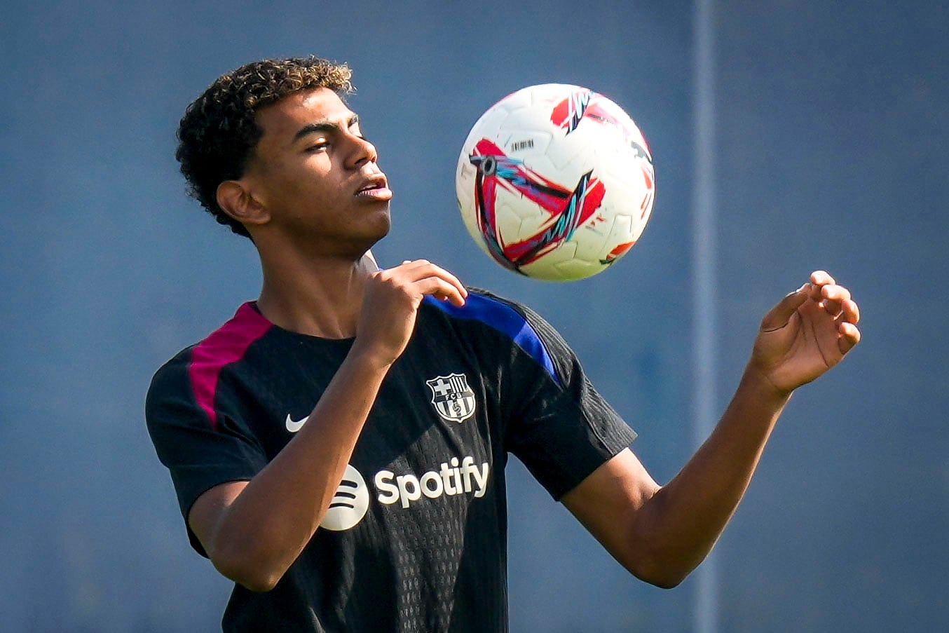 Lamine Yamal, durante el entrenamiento del primer equipo del FC Barcelona