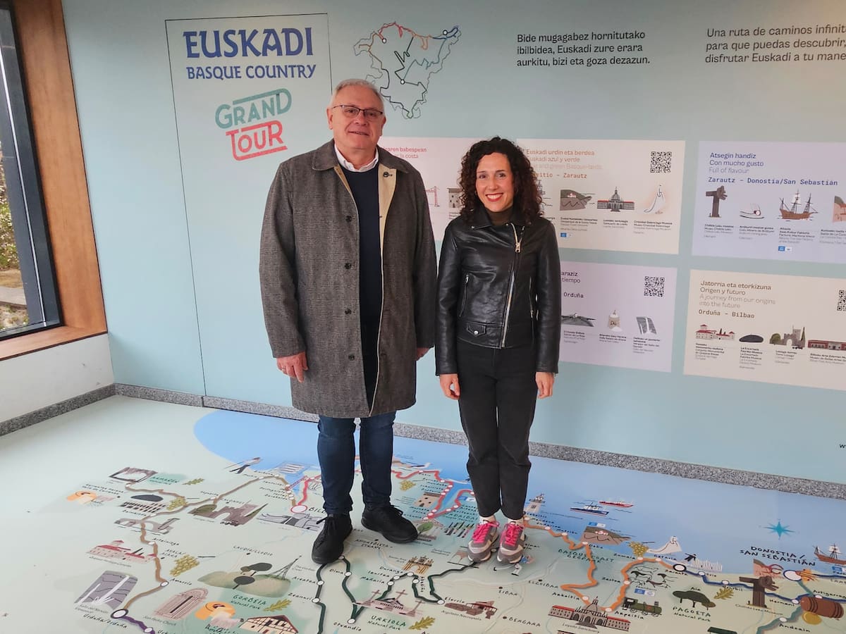 Paneles turísticos instalados en el Funicular de Artxanda en Bilbao promocionan las ocho etapas del Grand Tour Euskadi