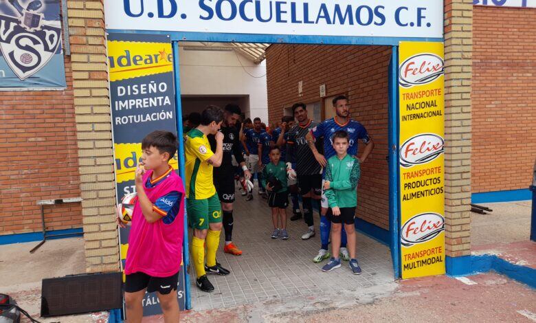 Los jugadores esperan en el túnel de vestuarios antes de salir a disputar el encuentro