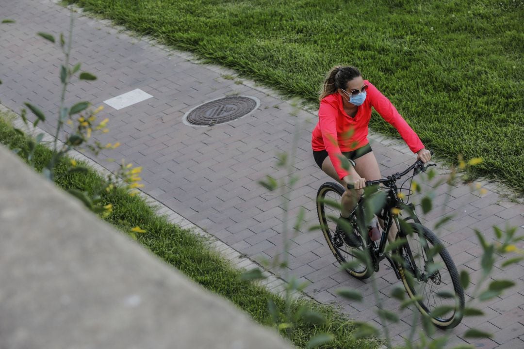 Una mujer en bicicleta 