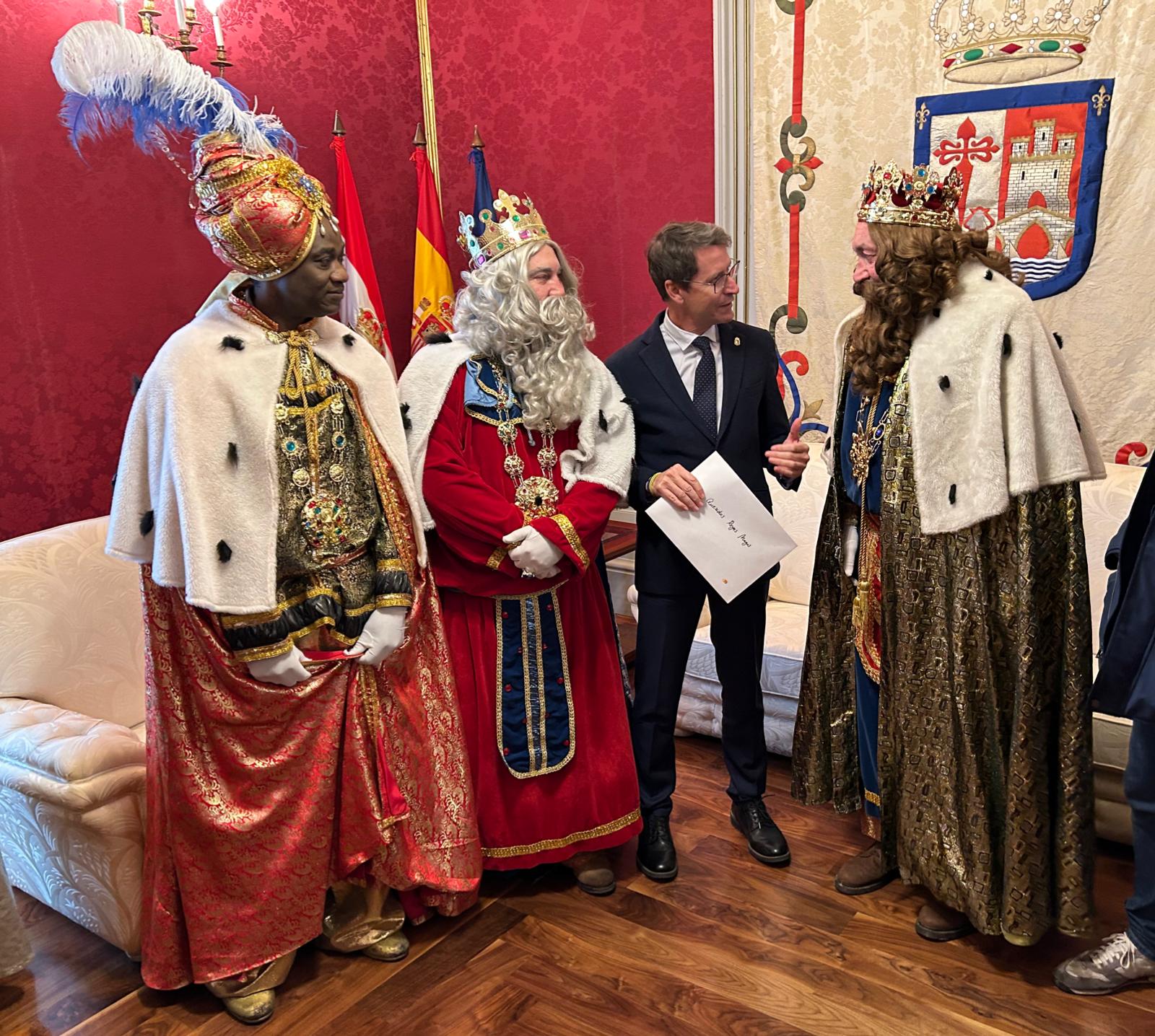 El presidente del Gobierno de La Rioja, Gonzalo Capellán, recibe a los Reyes Magos.