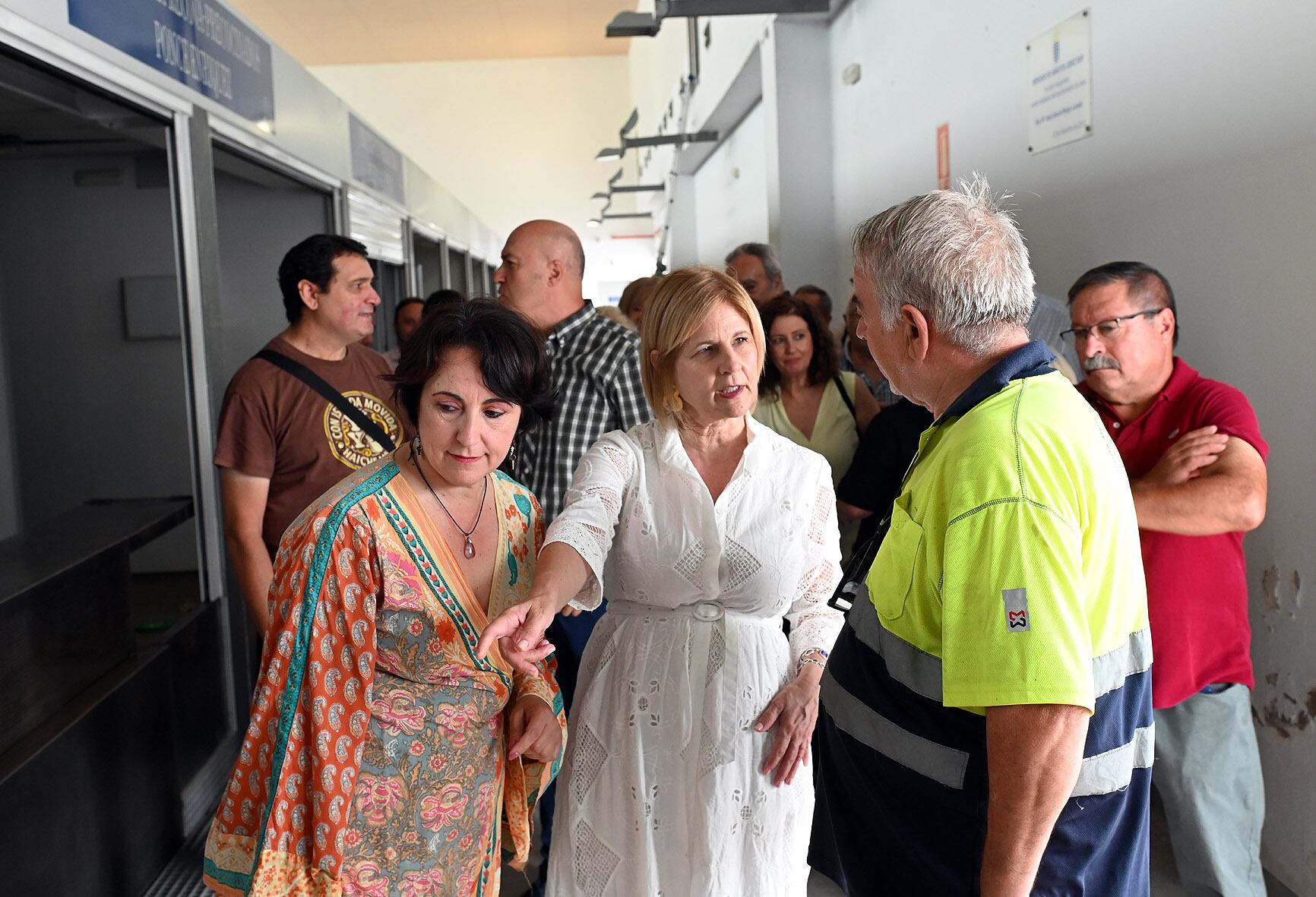 La alcaldesa, durante su visita al mercado de Federico Mayo en Jerez, acompañada de Nela García