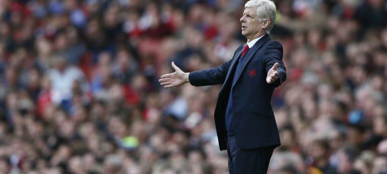 Wenger gesticula desde el banquillo 