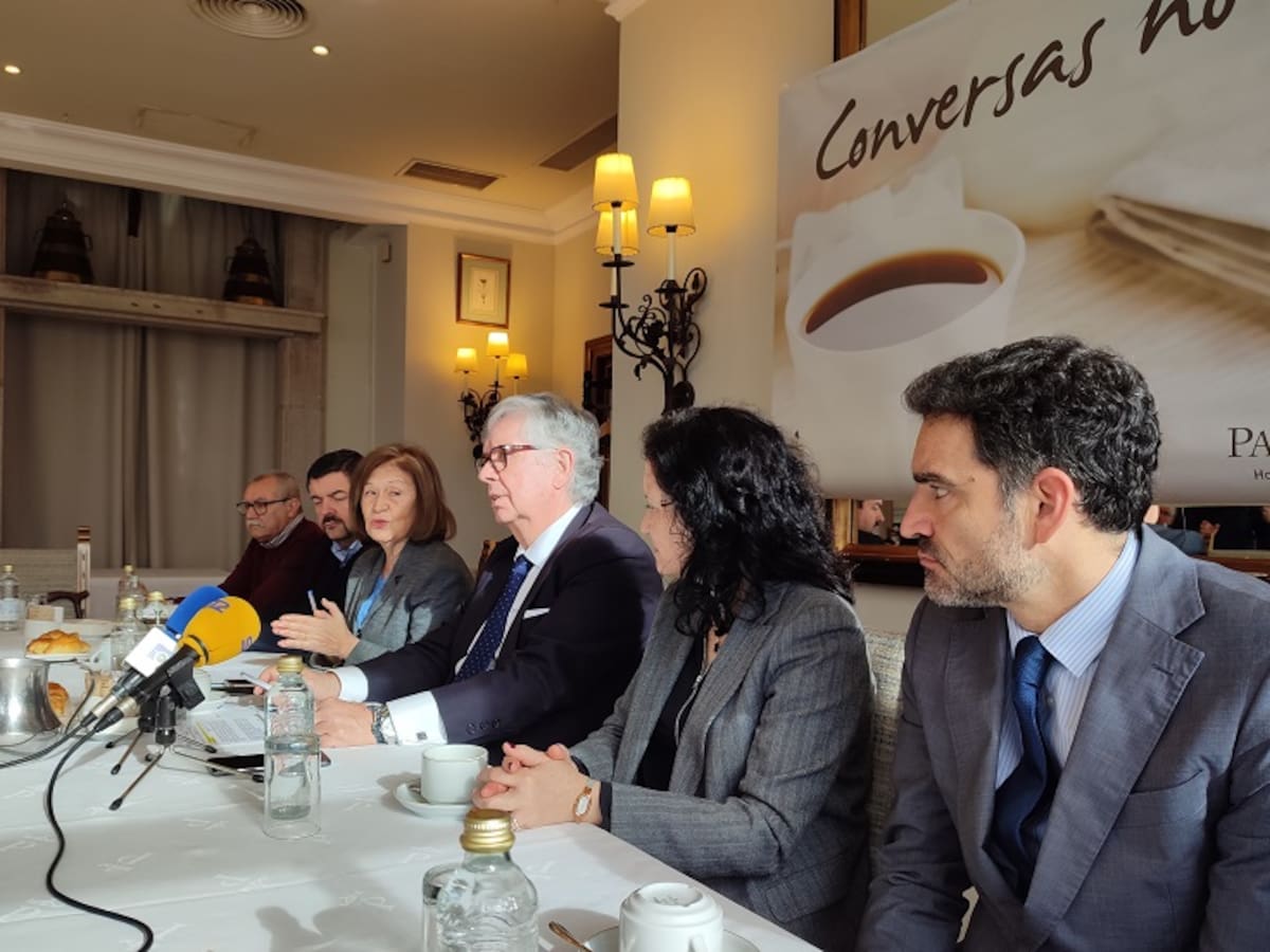 La Confederación de empresarios de Galicia respalda las demandas por un tren digno en Ferrol