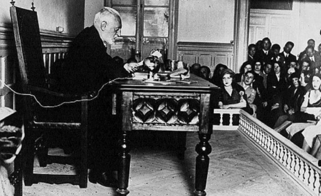 Miguel de Unamuno dando una conferencia.