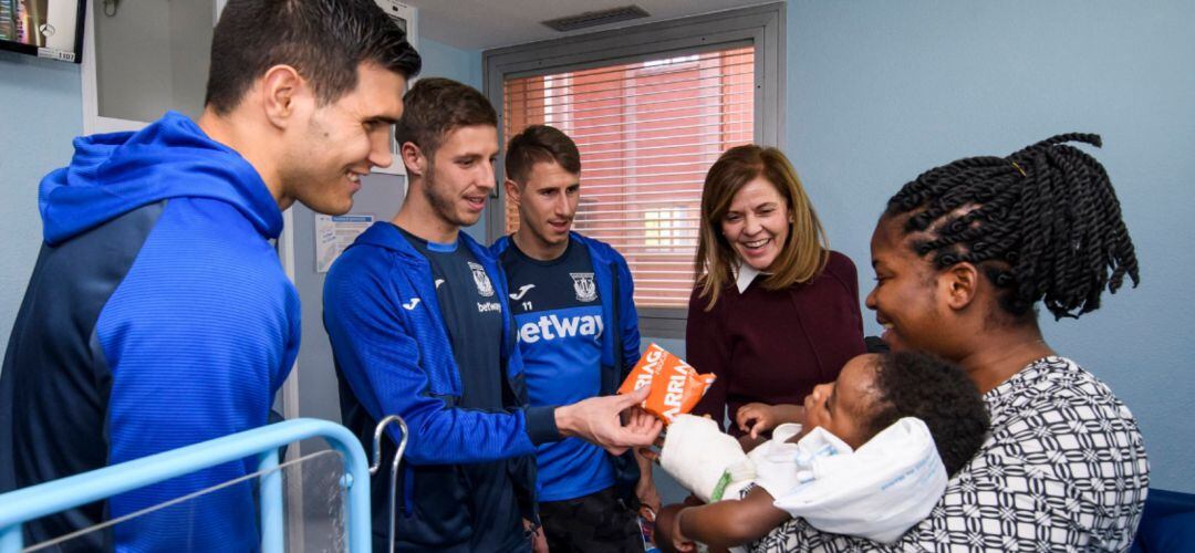 Ezequiel Muñoz, Rubén Pérez y Álex Szymanowsky, junto a la presidente Victoria Pavón, han visitado a los ingresados en el hospital