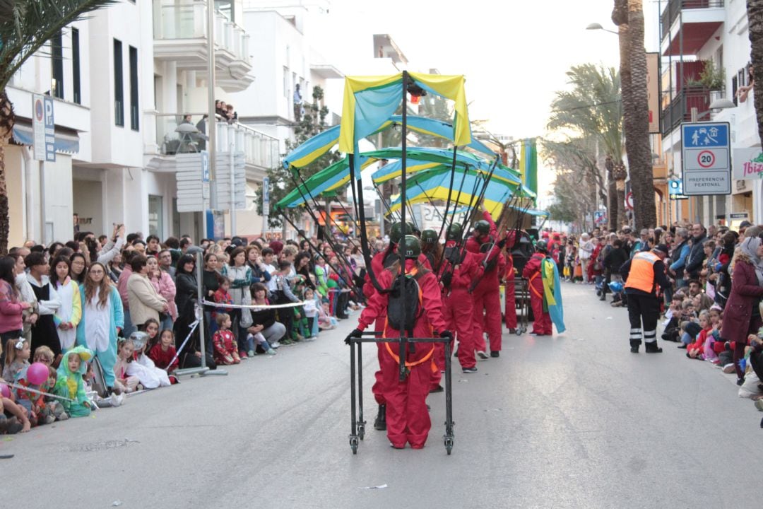 Desfile de Carnaval por las calles del municipio.