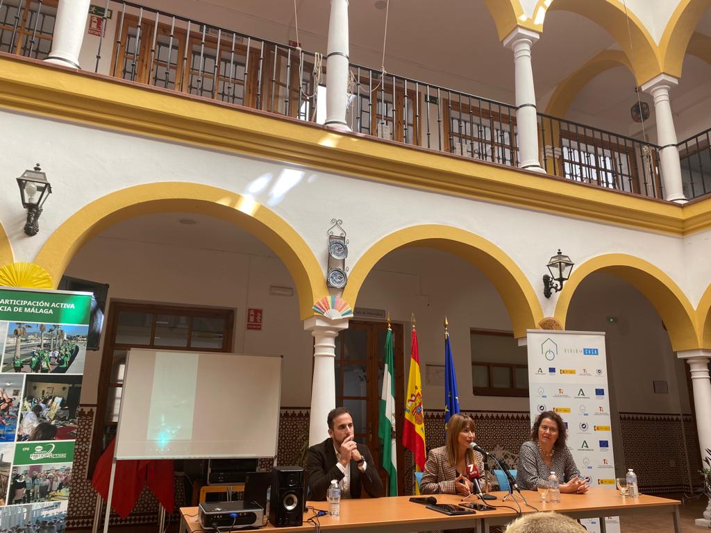 Esta aplicación ha sido presentada  en el Centro de Participación Activa Málaga I ‘Trinidad’ de Málaga, por la delegada territorial de Inclusión Social, Juventud, Familias e Igualdad de la Junta de Andalucía, Ruth Sarabia, la decana de la Facultad de Estudios Sociales y del Trabajo de la Universidad de Málaga, Ana Rosa del Águila, y el gerente de sector público de Imatia, Iván Franco