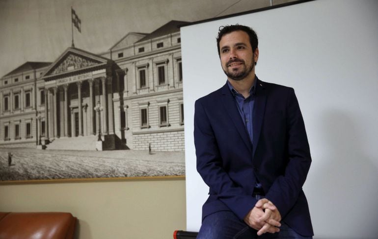 El dirigente de IU, Alberto Garzón, se hace la fotografía para su credencial en la Cámara Baja, donde ha formalizado esta mañana su acta como diputado