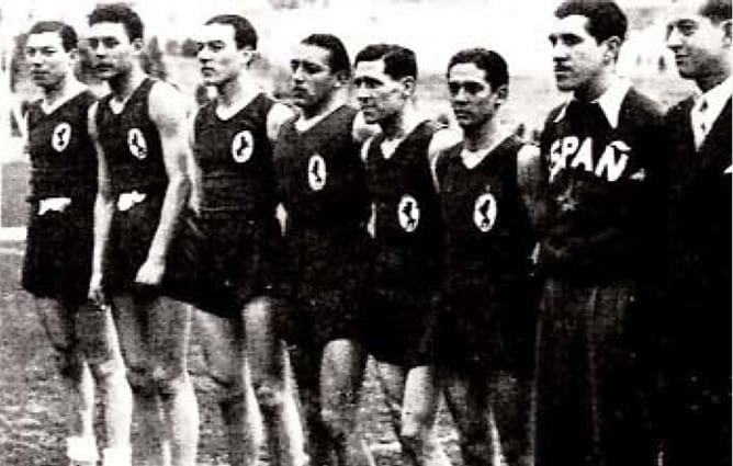 Los miembros del equipo español que acudió al primer europeo de baloncesto, celebrado en Ginebra, en el que la selección española obtuvo la medalla de plata