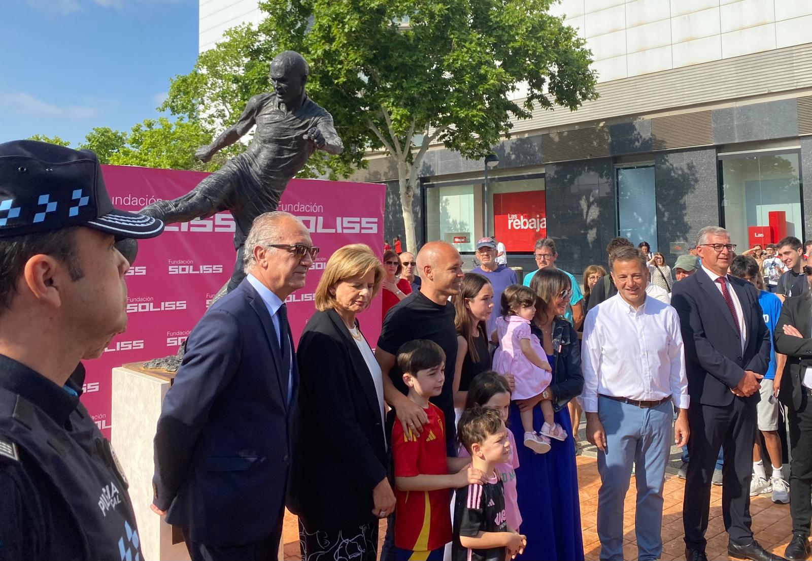 Andrés Iniesta y su familia, junto a al alcalde Manuel Serrano