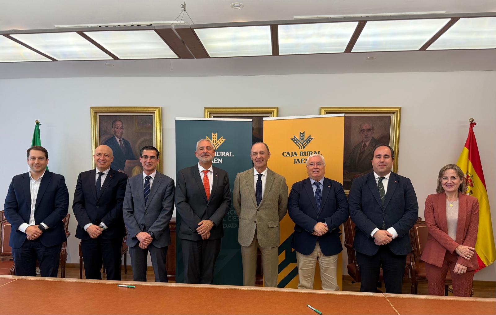 El decano del Colegio de Economistas, Sergio Berrios, y el presidente de la Caja Rural Jaén, Juan Núñez, (4º y 5º por la izqda) junto a otros responsables de la entidad y del colegio.