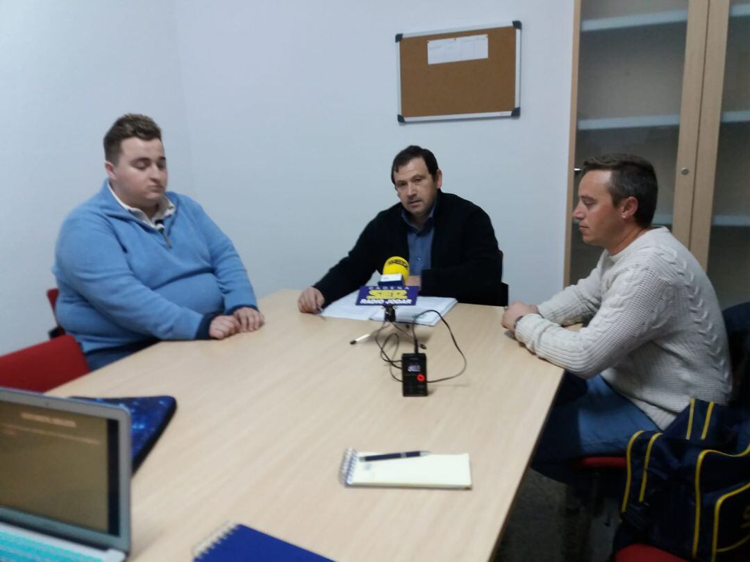 Momento de la rueda de prensa del portavoz del grupo municipal andalucista, Juan López, en el cetnro, acompañado por dos militntes andalucistas