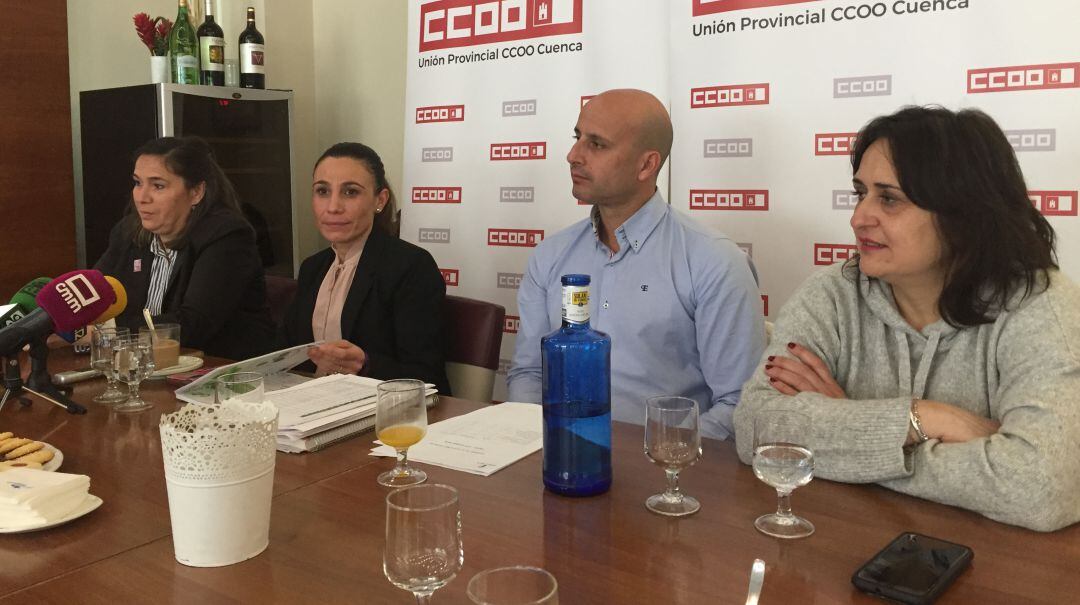 Mesas (segunda por la izquierda) junto a responsables provinciales de CCOO