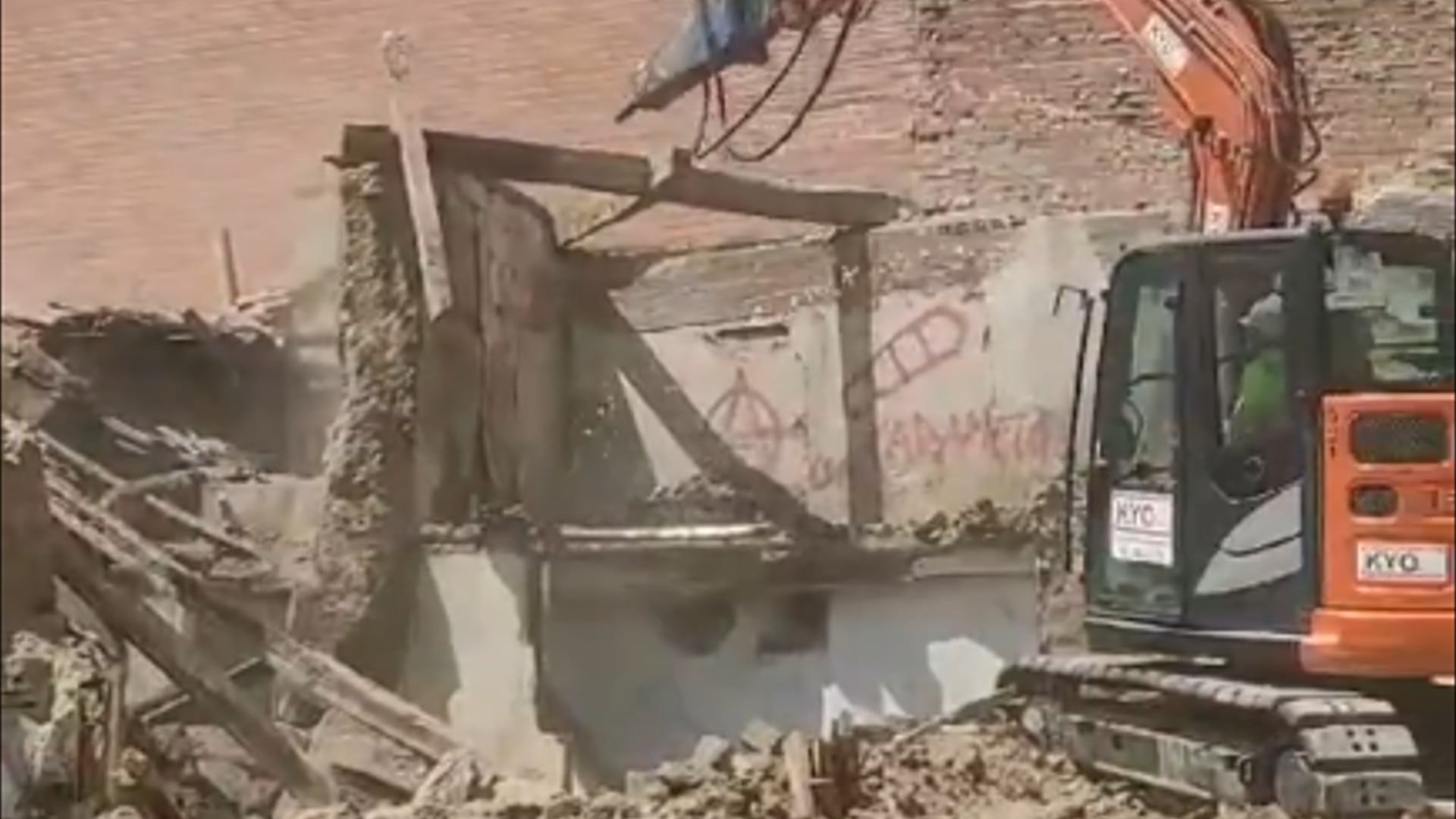 La demolición del edificio frente a la iglesia