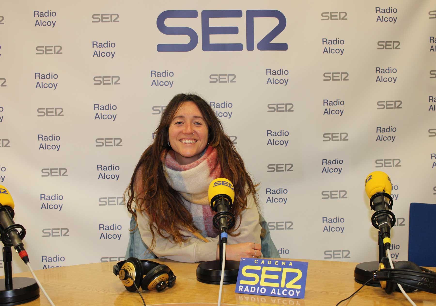 Berta Iñíguez, regidora de Cultura de Cocentaina, en l&#039;estudi central de Radio Alcoy