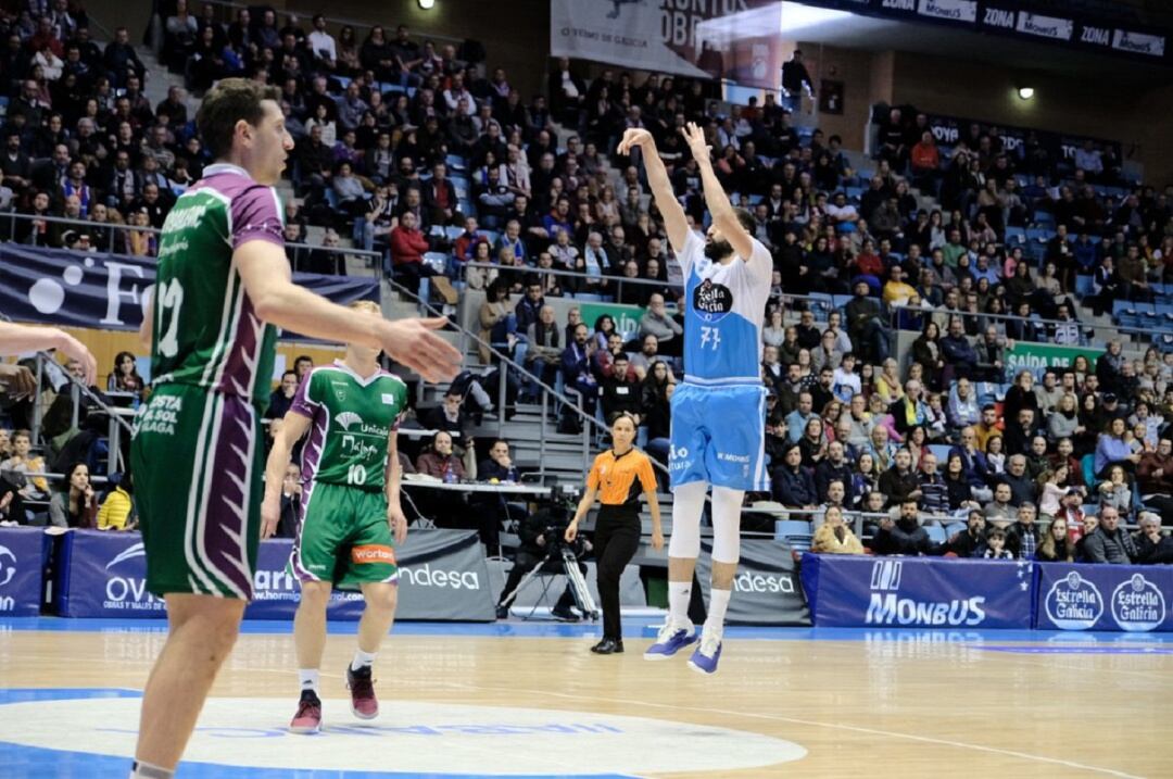 Kostas Vasileiadis, en un lanzamiento a canasta ante el Unicaja en el duelo de Sar