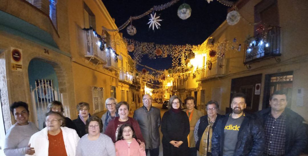 Vecinos de la calle  Goya con los responsables municipales, entre ellos el alcalde de Torredonjimeno, Manuel Anguita.