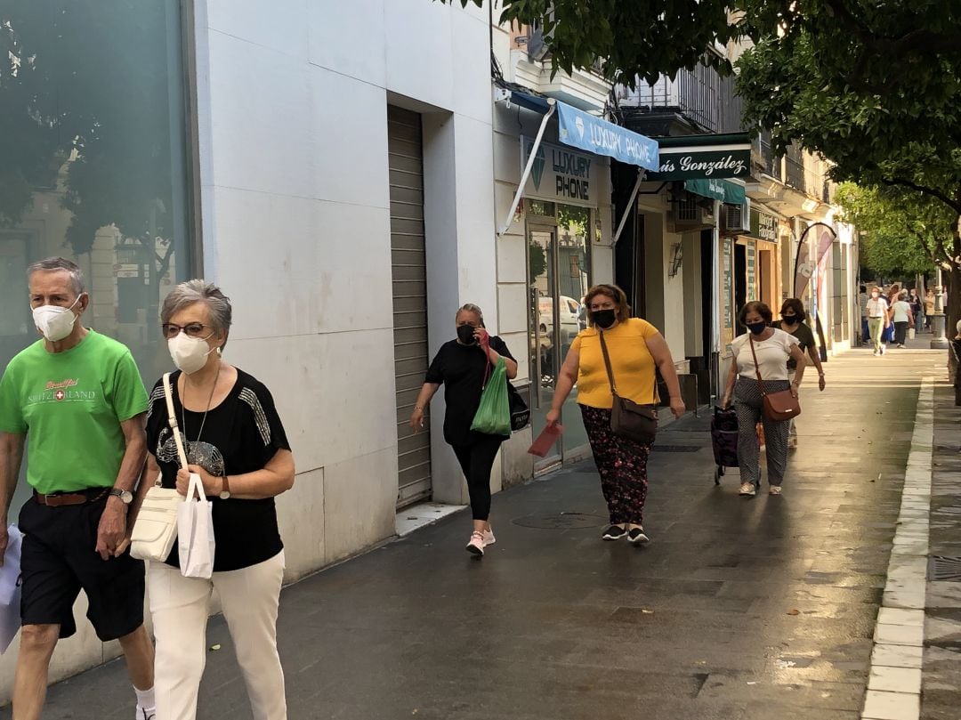 Ciudadanos en la calle Larga, en el centro de Jerez