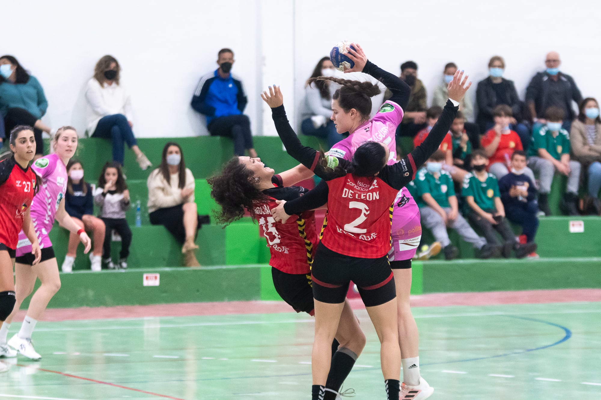 Jugadoras del Zonzamas intentar frenar a una rival del Zuazo.