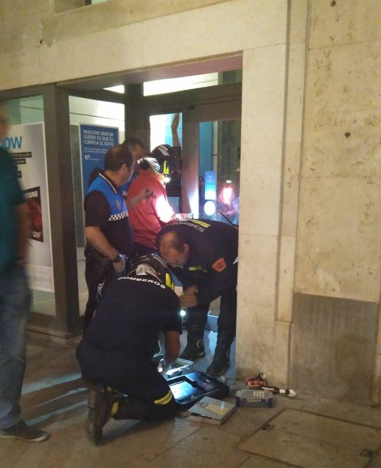 Policía y Bomberos tratando de liberar a los encerrados